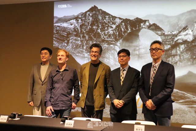 21일 오후 서울 중구에 위치한 충무아트센터 갤러리에서 진행된 '더 글로리어스 월드' 전시 기자간담회에서 조세현 중구문화재단 사장(왼쪽), 닉 하네스(왼쪽에서 두 번째), 크리스 조던(가운데), 최선두 국립생태원 본부장(오른쪽에서 두 번째), 석재현 예술감독(오른쪽)이 참석해 단체 사진 촬영을 진행하고 있다. ©투데이신문