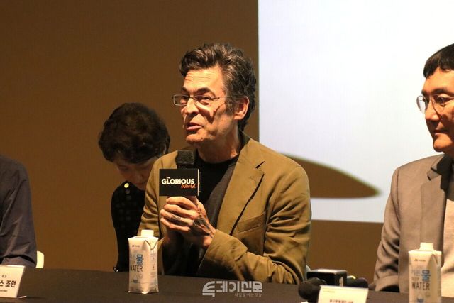 21일 오후 서울 중구에 위치한 충무아트센터 갤러리에서 진행된 '더 글로리어스 월드' 전시 기자간담회에 참석한 크리스 조던 작가&nbsp;©투데이신문<br>