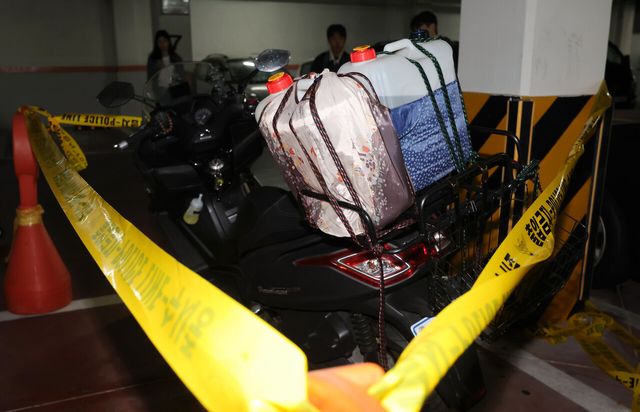 지난 21일 화재가 일어난 서울 관악구 봉천동의 한 아파트 지하주차장에 있는 기름통이 실린 오토바이. [사진제공=뉴시스]