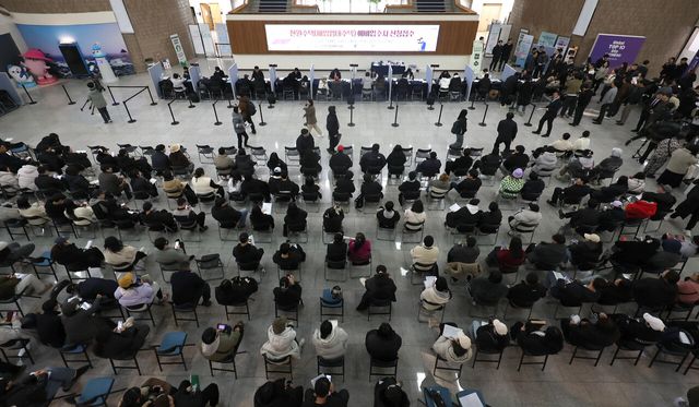 지난 3월 6일 인천 남동구 인천시청 중앙홀에 마련된 천원주택(매입임대주택) 접수처에서 예비 입주자들이 접수를 하고 있다. [사진=뉴시스]