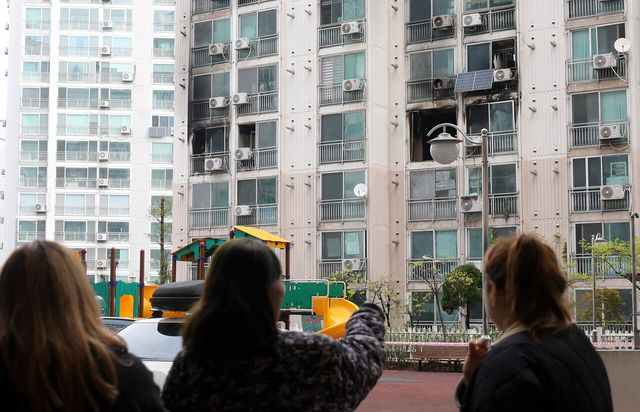 지난 21일 서울 관악구 봉천동 소재 모 아파트에서 화재가 발생한 가운데, 인근 주민들이 해당 건물 앞에 모여 있다. [사진제공=뉴시스]<br>