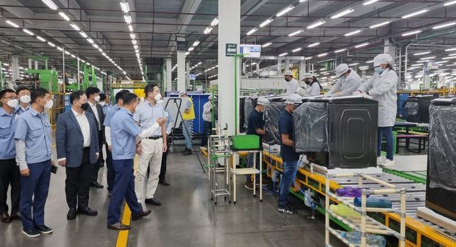 삼성전자 멕시코 케리타로 가전공장에서 직원들이 제품을 생산하고 있다. [사진=뉴시스]