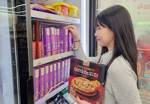 편의점 CU가 높아지는 냉동 피자의 인기에 발맞춰 프리미엄 피자 브랜드 ‘피자 로드’를 론칭한다. [사진=BGF리테일]<br>