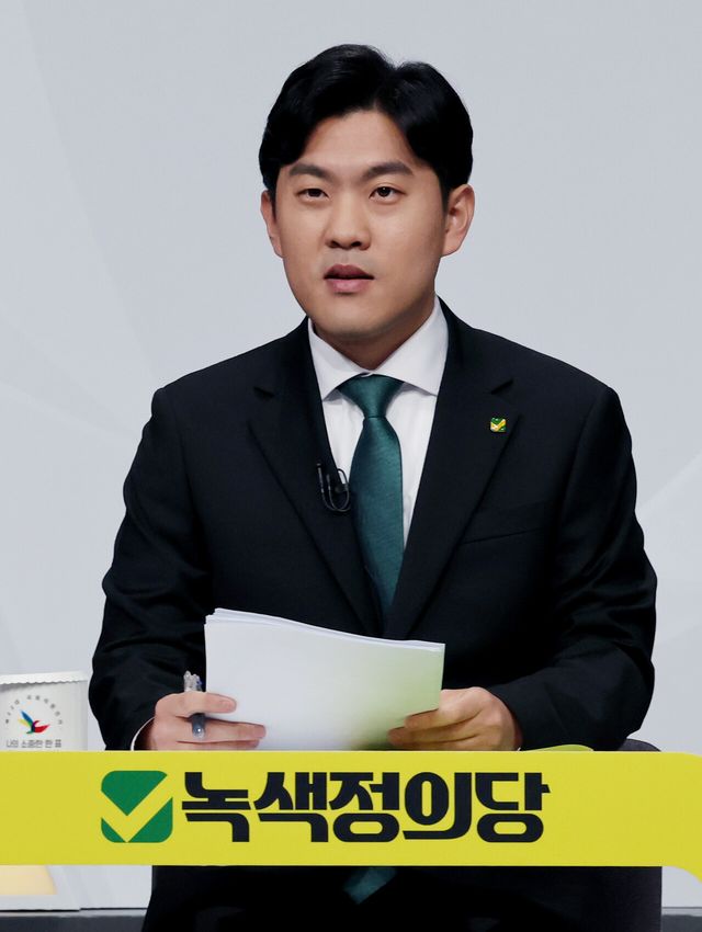 허승규 녹색정의당 후보가 지난 2024년 4월 4일 경기도 고양시 MBC 일산 드림센터에서 열린 제22대 비례대표 국회의원선거 후보자 토론회에 앞서 토론 준비를 하고 있다. [사진제공=뉴시스]