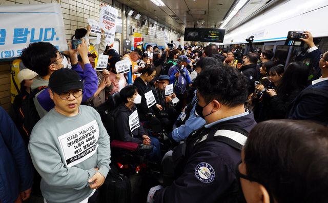 전장연 출근길 지하철 탑승 시위가 1년여 만에 재개된 지난 21일 서울 지하철 4호선 혜화역에서 시위를 진행 중인 회원들의 모습. [사진제공=뉴시스]