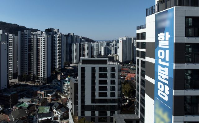 대구 수성구의 한 아파트에 할인분양 관련 현수막이 붙어있다. [사진=뉴시스]