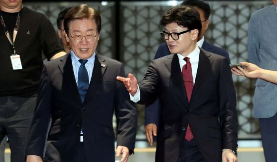 지난해 9월 1일 당시 국민의힘 한동훈 대표와 더불어민주당 이재명 대표가 서울 여의도 국회에서 열린 대표 회담을 마치고 이동하며 대화하고 있다. [사진출처=뉴시스]