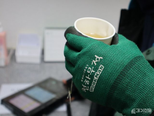 배달 중 들른 쉼터에서 따뜻한 차 한 잔으로 숨을 고르는 현씨