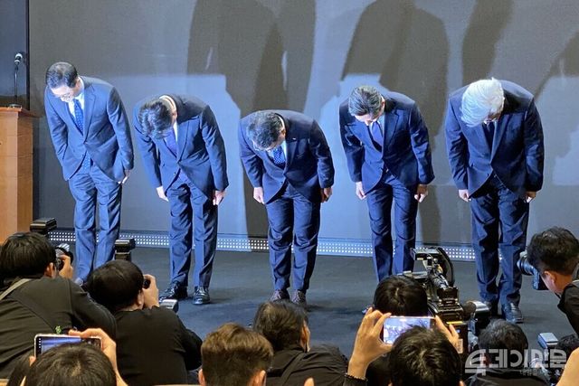 25일 오전 서울 을지로 SK텔레콤 사옥에서 열린 ‘고객 정보 보호조치 강화’ 설명회에서 SK텔레콤 유영상 CEO를 비롯한 임직원들이 고개 숙여 사과하고 있다. ⓒ투데이신문