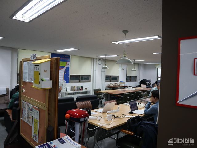 지난 22일 오후 휴서울이동노동자 북창쉼터에서 이동노동자들이 쉬고 있다.ⓒ투데이신문