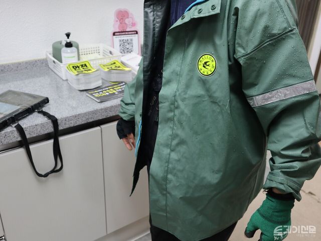 퀵서비스를 마치고 돌아온 현씨(60)의 젖은 우비. 빗속을 달린 흔적이 고스란히 남아있다. ⓒ투데이신문