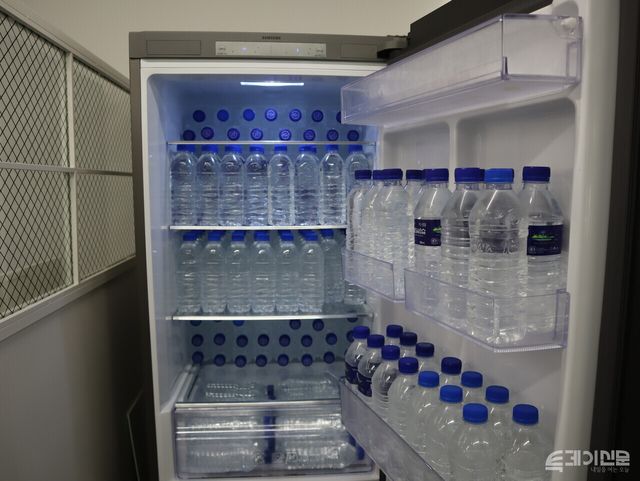 쉼터 냉장고에 채워진 생수. 하루 평균 100병 이상이 소비된다. ⓒ투데이신문