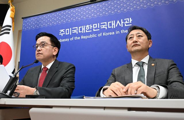 24일(현지 시간) 미국 워싱턴 D.C. 주미대사관에서 최상목 부총리 겸 기획재정부 장관이 산업통상자원부 안덕근 장관과 함께 한·미 2+2 통상협의 관련 합동브리핑을 하고 있다. [사진=뉴시스]