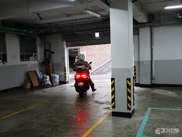 쉼터에서 숨을 고른 김씨(45세)가 빗속을 뚫고 다시 배달 업무에 나선다 ⓒ투데이신문