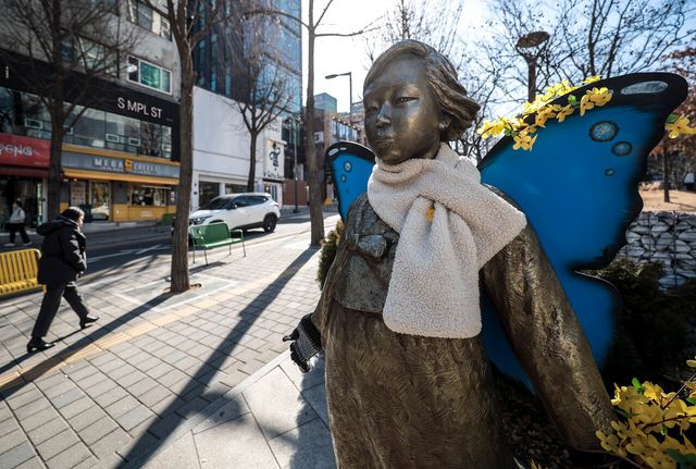 서울 서대문구 이대역 인근에 설치된 평화의 소녀상 모습. [사진제공=뉴시스]