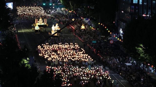 지난해 5월 20일 서울 종로 일대에서 불자들이 연등을 들고 거리를 걷고 있다. [사진제공=뉴시스]