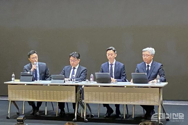 지난 25일 오전 서울 을지로 SK텔레콤 사옥에서 열린 ‘고객 정보 보호조치 강화’ 설명회에서 왼쪽부터 SK텔레콤 이종훈 Infra전략본부장, 홍승태 고객가치혁신실장, 배병찬 MNO AT본부장, 윤재웅 마케팅전략본부장이 질문을 받고 있다. ⓒ투데이신문