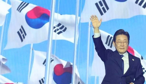 지난 27일 경기도 고양시 킨텍스에서 열린 더불어민주당 제21대 대통령 선거 후보자 선출을 위한 수도권·강원·제주 합동연설회에서 이재명 후보가 대선후보로 선출된 후 수락연설을 하기 전 손을 들어 인사하고 있다.&nbsp;&nbsp;[사진출처=뉴시스]<br>