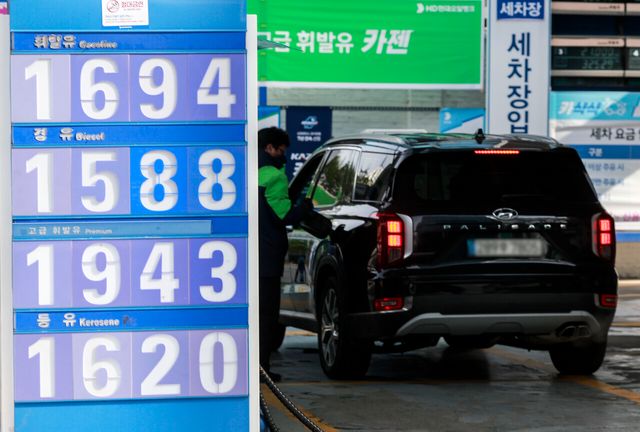 지난 13일 서울시내 한 주유소에 유가정보가 표시돼 있다. [사진제공=뉴시스]