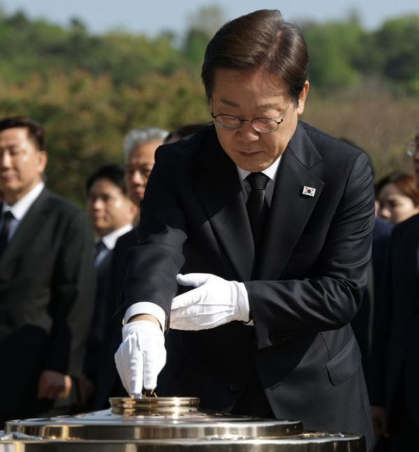 더불어민주당 이재명 제21대 대통령 선거 후보가 28일 오전 서울 동작구 국립서울현충원을 찾아 현충탑에 분향하고 있다.&nbsp;[사진출처=뉴시스]<br>