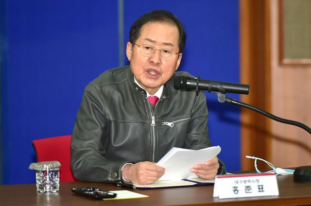 홍준표 대구시장이 지난 2022년 12월 19일 대구시청에서 열린 ‘대형마트 의무휴업일 평일전환 추진 협약식’에서 인사말을 하고 있다.. [사진출처=뉴시스]