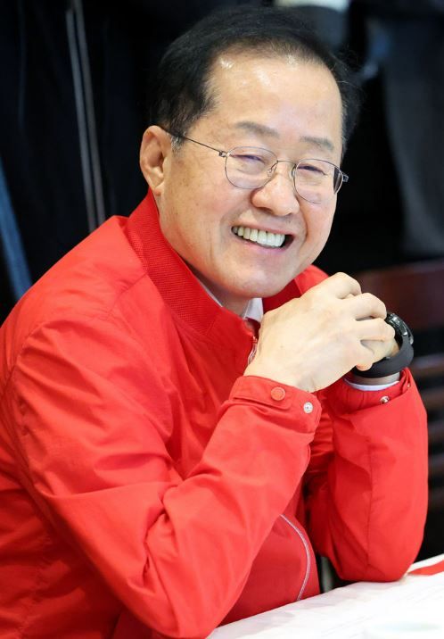 홍준표 대구시장이 지난해 5월 10일 대구 수성구 만촌동 인터불고호텔에서 열린 ‘제22대 국회의원 당선인과의 간담회’에서 환하게 웃고 있다. [사진출처=뉴시스]