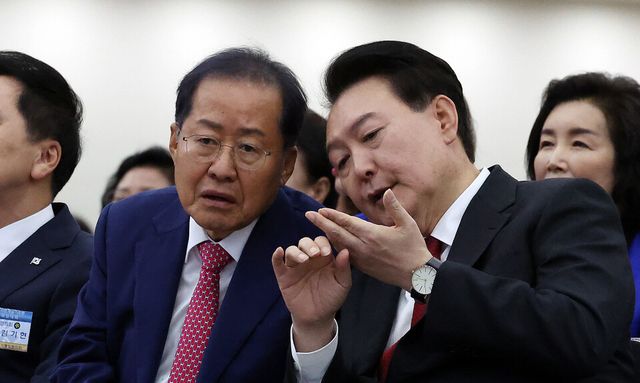 윤석열 대통령과 홍준표 대구시장이 대화하고 있다. [사진출처=뉴시스]