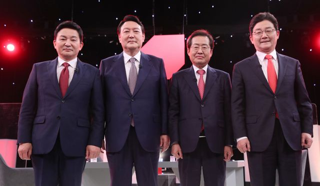 지난 2021년 10월 31일 국민의힘 대선후보 제10차 종합토론회에 참석한 후보들이 시작에 앞서 포토타임을 갖고 있다. 왼쪽부터 원희룡, 윤석열, 홍준표, 유승민 후보. [사진출처=뉴시스]