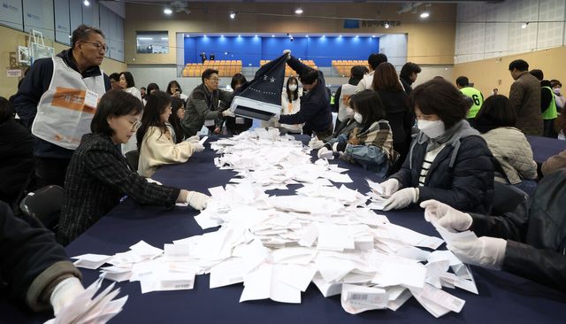 지난 2일 서울 구로구 동양미래대학교 대강당에 설치된 구로구청장 보궐선거 개표소에서 개표가 진행되고 있다. [사진제공=뉴시스]