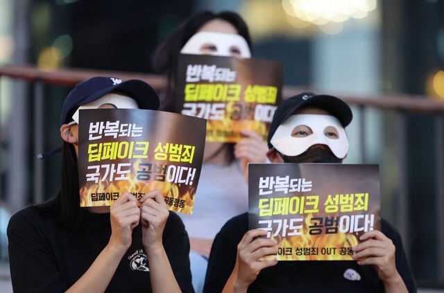 지난해 8월 30일 서울여성회와 서울여성회 페미니스트 대학생 연합동아리원들이 서울 강남역 10번 출구 인근에서 ‘딥페이크 성범죄 OUT 말하기’ 대회를 진행하고 있다. [사진제공=뉴시스]