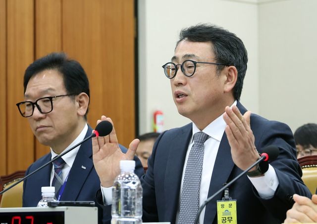 30일 서울 여의도 국회에서 열린 과학기술방송정보통신위원회 전체회의에서 SK텔레콤 유영상 사장이 의원 질의에 답하고 있다. [사진=뉴시스]