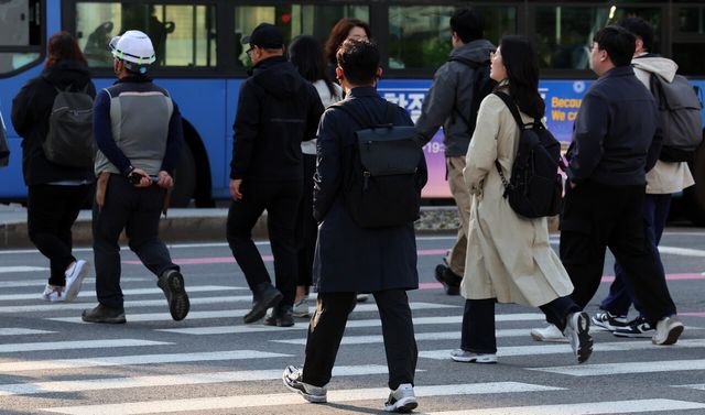 지난 25일 오전 서울 종로구 광화문 인근에서 시민들이 걸음을 옮기고 있다. [사진제공=뉴시스]<br>