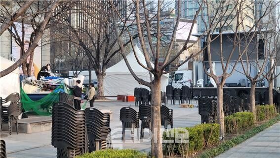 4일 서울 광화문역 탄핵 반대 집회 현장에서 의자를 제외한 집기들이 회수되고 있는 모습이다. ⓒ투데이신문<br>