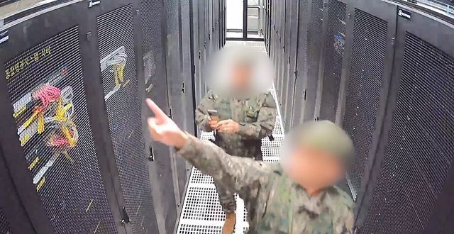 국회 행정안전위원회는 지난해 12월 3일 선거관리위원회에 투입된 계엄군이 선관위 시스템 서버를 촬영하는 장면이 담긴 CCTV를 공개했다. [사진제공=뉴시스]