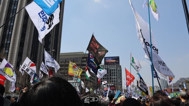 탄핵 심판 선고 후, 탄핵에 찬성한 시민들이 깃발을 흔들며 경복궁 서십자각으로 행진하고 있다. ⓒ투데이신문<br>