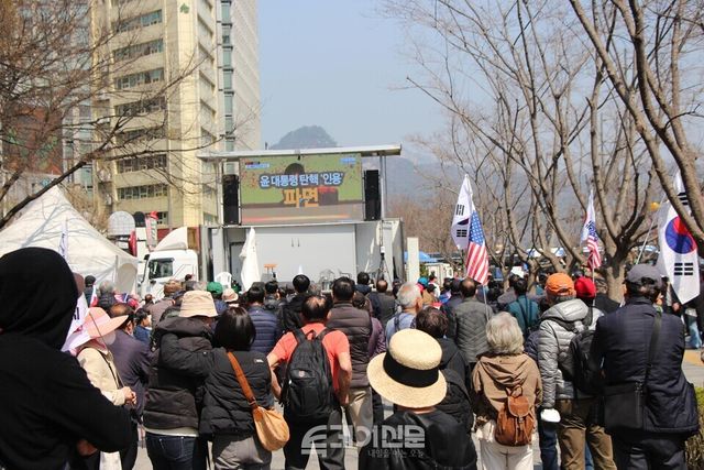 4일 오전 11시 23분경 탄핵 반대 집회 현장에서 헌법재판소의 윤석열 대통령 파면 결정이 중계되는 모습이다. ⓒ투데이신문<br>