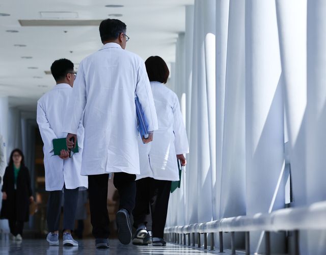 서울 시내의 대학병원에서 의료진들이 이동하고 있다. [사진=뉴시스]