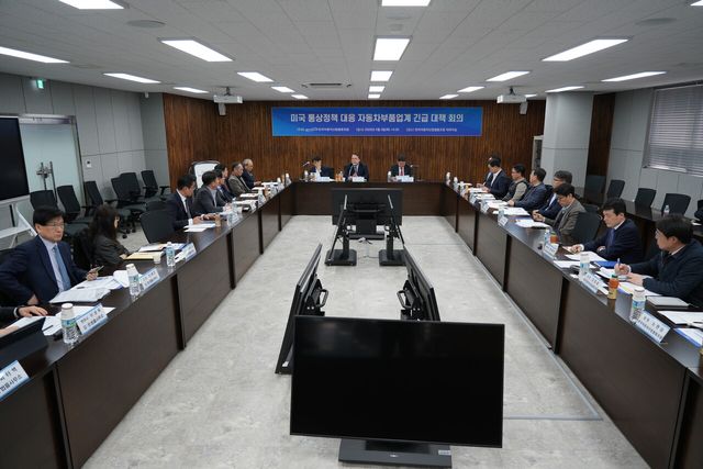 자동차 부품 업계 모임인 한국자동차산업협동조합이 지난 3일 서울 자동차산업회관에서 도널드 트럼프 행정부의 25% 관세 부과와 관련해 긴급 대책회의를 진행하고 있다. [사진=한국자동차산업협동조합]