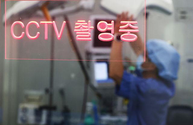 경기도 수원시 소재 한 병원 수술실에 CCTV가 설치돼 있는 모습. [사진제공=뉴시스]