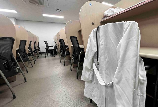 지난달 31일 서울 시내의 한 의과대학 자습실에 흰색 가운이 걸려 있다. [사진제공=뉴시스]