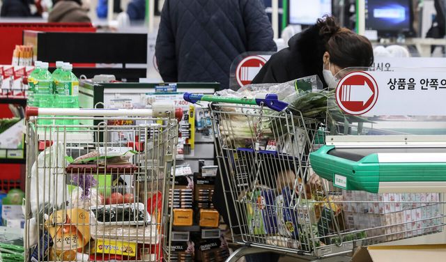 미국 통상정책의 불확실성, 고물가, 국내 정치 불안정 요소 등의 영향으로 2분기 소매유통업 경기전망지수가 4분기 연속 하락세를 이어가며 유통 기업들의 체감 경기가 악화하고 있다. [사진=뉴시스]