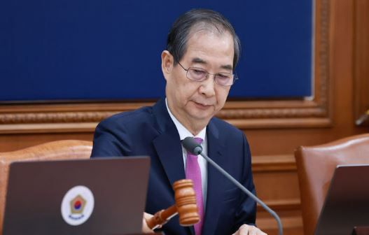 한덕수 대통령 권한대행 국무총리가 8일 정부서울청사에서 열린 국무회의에서 의사봉을 두르리고 있다. [사진출처=뉴시스]<br>