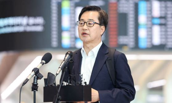 김동연 경기도지사가 9일 인천국제공항 제2터미널에서 자동차 부품 관세 대응을 위한 미국 출장에 앞서 대선 출마 선언을 하고 있다.&nbsp;[사진출처=뉴시스]<br>