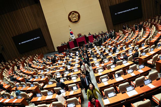 1일 서울 여의도 국회에서 열린 제424회 국회(임시회) 제7차 본회의에서 국민의힘 의원들이 최상목 탄핵소추안 상정에 반발하며 본회의장을 퇴장하고 있는 모습. [사진제공=뉴시스]<br>