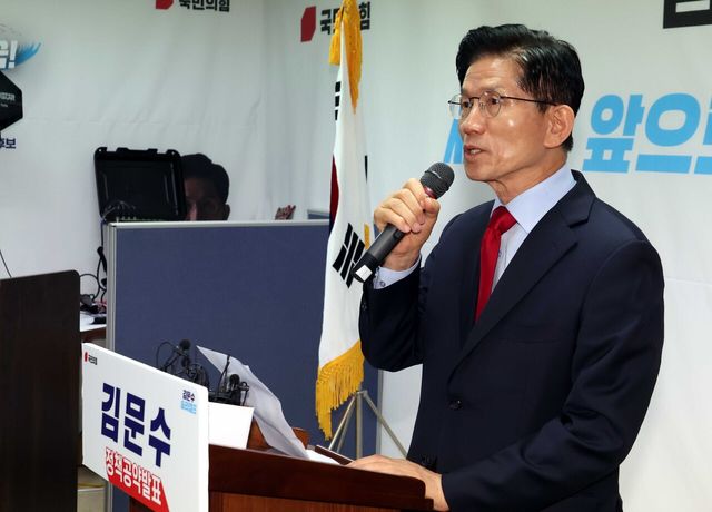 10일 오전 서울 여의도 캠프 사무실에서 국민의힘 김문수 대선후보가 긴급 기자회견을 열고 당 지도부가 대선후보 재선출 절차를 밟는 것에 대한 입장 발표를 하고 있다. [사진=뉴시스]