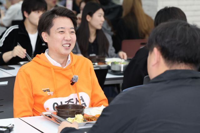 이준석 개혁신당 제21대 대통령 선거 후보가 지난달 29일 경기 고양시 한국항공대학교를 찾아 학식을 먹으며 학생들과 대화하고 있다.