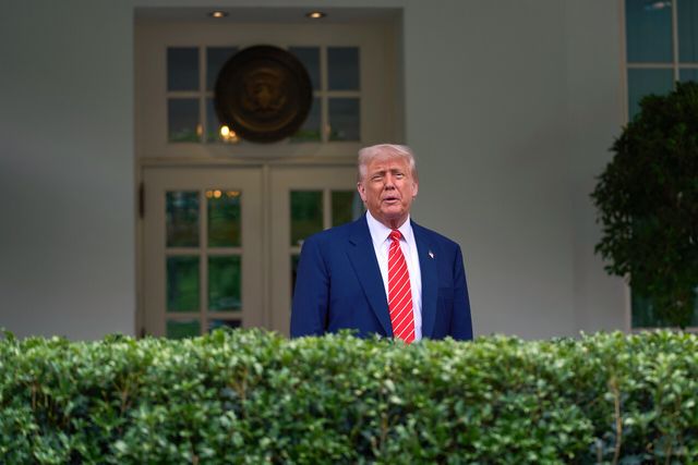 백악관 웨스트윙 앞에서 미국 도널드 트럼프 대통령이 기자들과 이야기하고 있다. [사진=AP/뉴시스]