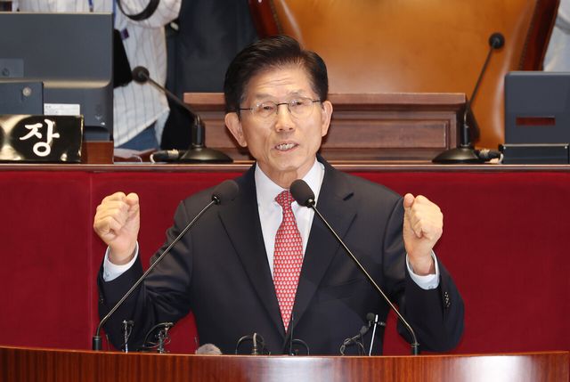 김문수 국민의힘 대선후보가 11일 서울 여의도 국회에서 열린 의원총회에서 발언하고 있는 모습. [사진제공=뉴시스]<br>
