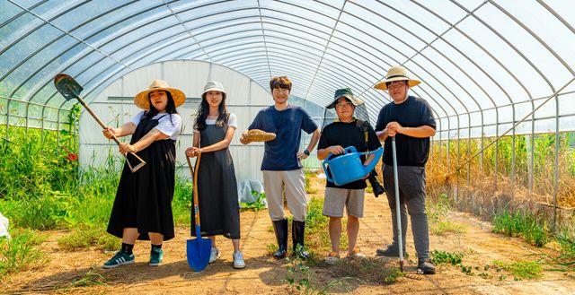 예산군 청년마을 ‘내:일’의 체험 프로그램 예산탐구생활 참가자들의 활동 모습이다. 제공/ 내일마을 협동조합