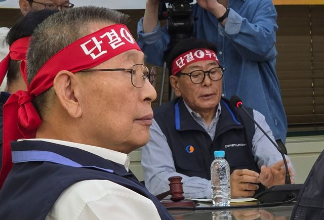 지난 8일 전국자동차노동조합연맹 서종수 위원장(오른쪽)과 서울시버스노조 박점곤 위원장이 서울 서초구 소재 전국자동차노동조합연맹 사무실에서 진행된 대표자 회의에 참여하고 있다. [사진제공=뉴시스]